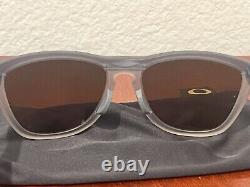 Oakley Sunglasses OO9284 Frogskins range 928401 Grey red Man