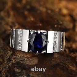 Bague de mariage pour homme en or blanc 14 carats avec solitaire simulé en forme de ovale bleu de 2.70 carats.