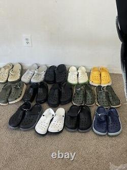 Beaucoup de 15 sandales d'été comme des Crocs en couleurs assorties, toutes tailles de 7 à 12.