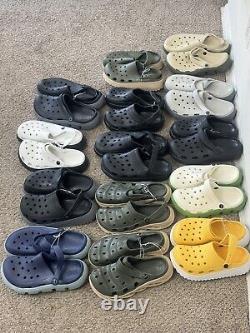 Beaucoup de 15 sandales d'été comme des Crocs en couleurs assorties, toutes tailles de 7 à 12.