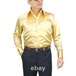 Chemise satinée brillante et lustrée dorée pour homme, col long pointu haut édouardien sur tapis rouge rouge