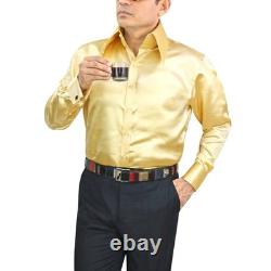 Chemise satinée brillante et lustrée dorée pour homme, col long pointu haut édouardien sur tapis rouge rouge