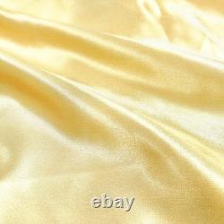 Chemise satinée brillante et lustrée dorée pour homme, col long pointu haut édouardien sur tapis rouge rouge