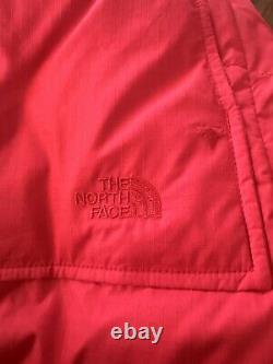 La veste Brooks Range Parka rouge de The North Face pour hommes, taille Medium, neuve avec étiquette, prix de vente conseillé de 450 $.