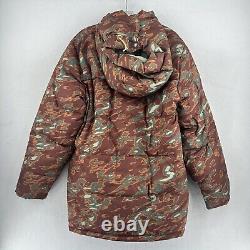 La veste parka pour hommes de The North Face, taille large, 77 Brooks Range, marron camouflage avec capuche.