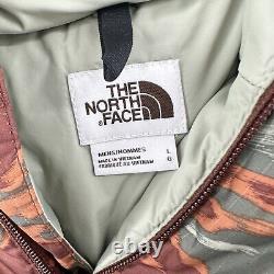 La veste parka pour hommes de The North Face, taille large, 77 Brooks Range, marron camouflage avec capuche.