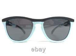 Lunettes de soleil Oakley Frogskins Gamme OO9284-0355 Carbone Mat/Bleu avec Prizm Gris