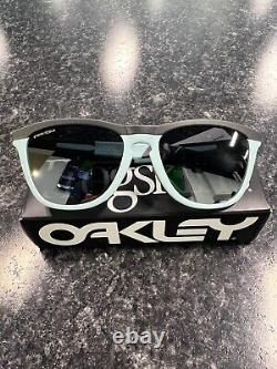 Lunettes de soleil Oakley FrogskinsT Range avec verres Prizm noirs, monture en carbone mat et bleu milkshake