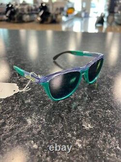 Lunettes de soleil Oakley FrogskinsT avec verres Prizm Jade, monture lilas/céleste.