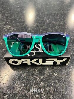 Lunettes de soleil Oakley FrogskinsT avec verres Prizm Jade, monture lilas/céleste.