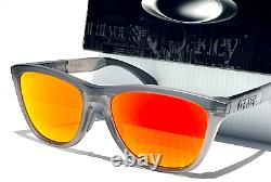 Nouvelle gamme de lunettes de soleil Oakley Frogskins en gris mat fumée avec verres PRIZM Ruby 9284-01