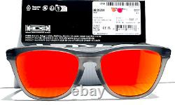 Nouvelle gamme de lunettes de soleil Oakley Frogskins en gris mat fumée avec verres PRIZM Ruby 9284-01