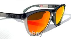 Nouvelle gamme de lunettes de soleil Oakley Frogskins en gris mat fumée avec verres PRIZM Ruby 9284-01