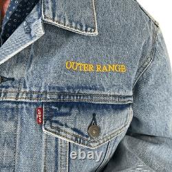 Série télévisée Outer Range Veste Levi's Blue Denim Trucker Crew avec Rock Obsidienne L