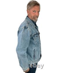 Série télévisée Outer Range Veste Levi's Blue Denim Trucker Crew avec Rock Obsidienne L