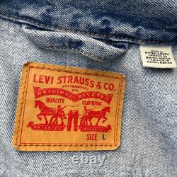 Série télévisée Outer Range Veste Levi's Blue Denim Trucker Crew avec Rock Obsidienne L