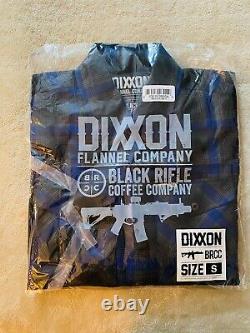 Traduisez ce titre en français : Chemise à carreaux Dixxon Black Rifle Coffee pour homme, taille petite, pour une journée de tir. RARE et NEUVE